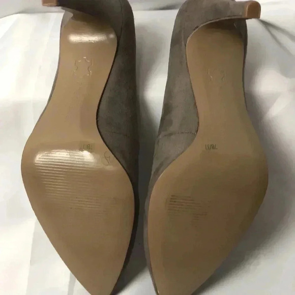 BCBGENERATION WO SZ 7 TAUPE SUEDE PUMPS 4” HEEL - Picture 5 of 13